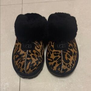 UGG women Tan Leopard Slippers with Black Fur